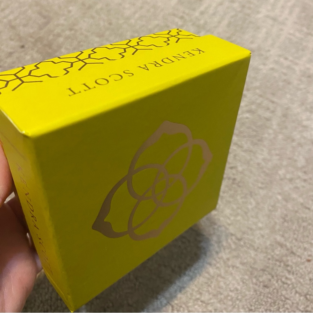 New in Box {Kendra Scott} Boxed Mini Elisa Gold-Tone Pendant Necklace - Picture 7 of 14